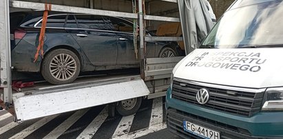 Wpakował do dostawczaka inne auto i chciał tak dalej jechać. To nie jedyne przewinienie kierowcy...