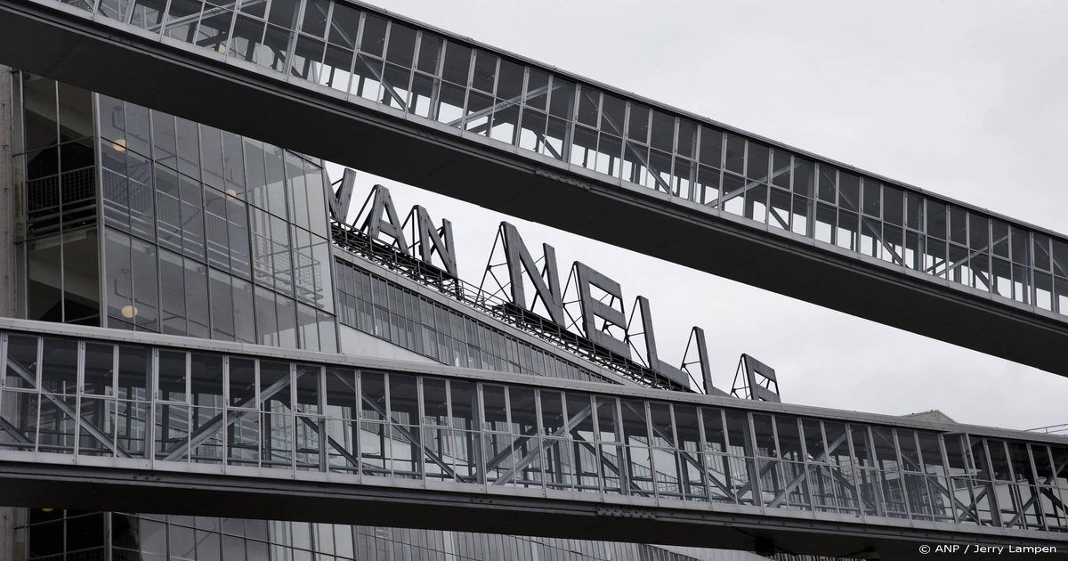 Ontruiming-van-de-Van-Nellefabriek-DJ-show-Haai-gestopt-na-vermoedelijk-traangas