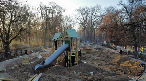 Nowy plac zabaw w Parku Południowym już wiosną będzie czekał na najmłodszych. Również na tych ze specjalnymi potrzebami.