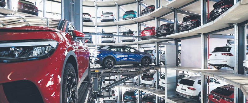 Niemcy, które są największym w Europie producentem aut, chciałyby, żeby po 2035 r. można było sprzedawać spalinowe samochody napędzane e-paliwami
