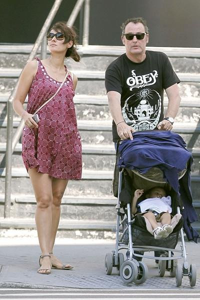 Jean Reno i Zofia Borucka na spacerze z dzieckiem