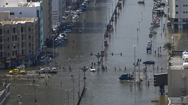 Powodzie w Zjednoczonych Emiratach Arabskich: Ulice zalane cuchnącymi ściekami