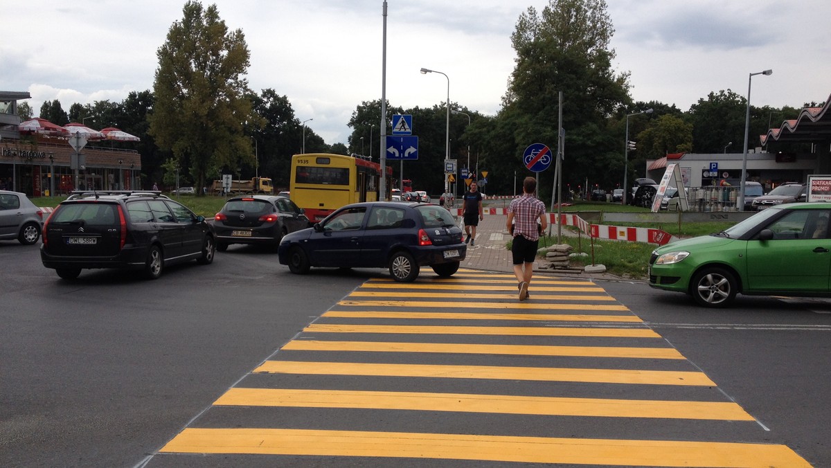 Na skrzyżowaniu Szybowcowej z Bajana we Wrocławiu już teraz wymalowano nowe pasy. Zamontowana zostanie też sygnalizacja świetlna. Dodatkowo pojawi się również nowa zatoka dla autobusów. Cała inwestycja zajmie od dwóch do trzech miesięcy.