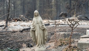 Statua Device Marije ostala je netaknuta ispred izgorele kuće u četvrti Balboa u Spokenu