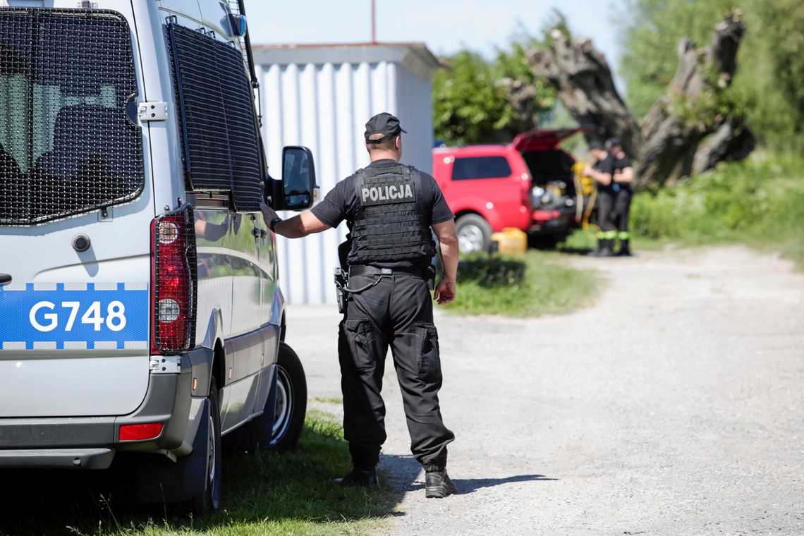 Policjanci na terenie hangarów WOPR-u w Łęce Szczucińskiej