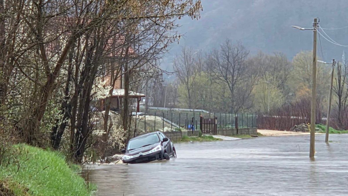 Haos u Srbiji, proglašena vanredna odbrana od poplava: Vozača izvlačili iz potopljenog auta