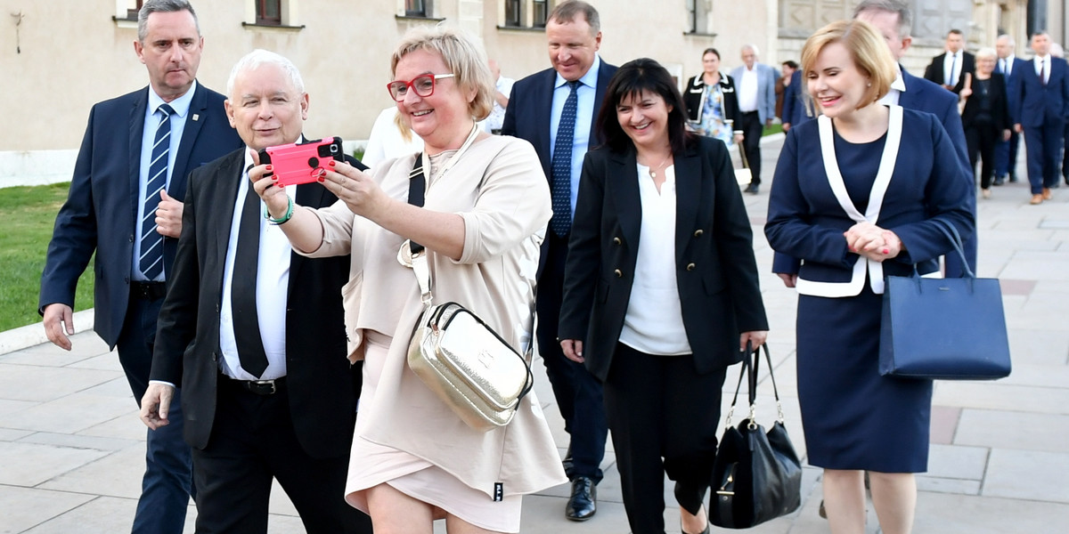 Wokół Jarosława Kaczyńskiego, który w poniedziałek pojawił się na Wawelu, znalazło się wielu polityków i sympatyków PiS .