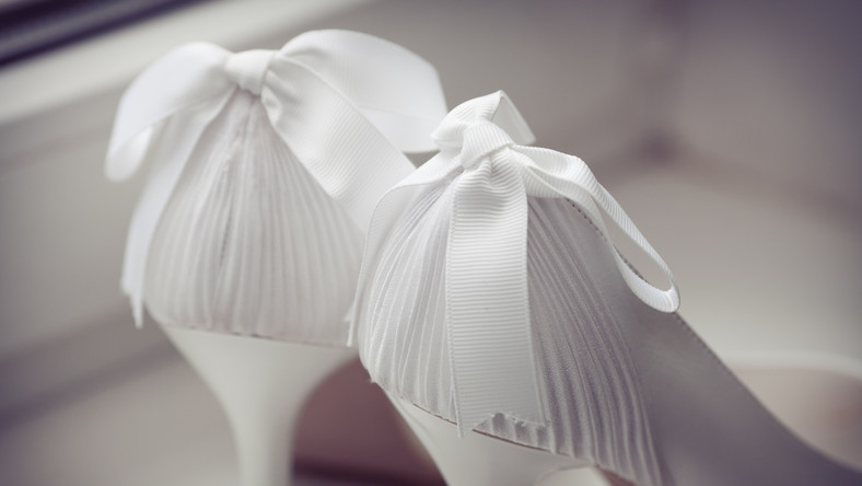 Buty ślubne – białe, srebrne, pudrowy róż. Jakie buty do ślubu wybrać?