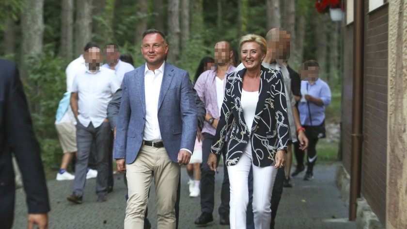 Opalony Andrzej Duda w kościele. Zdążył na wieczorną mszę