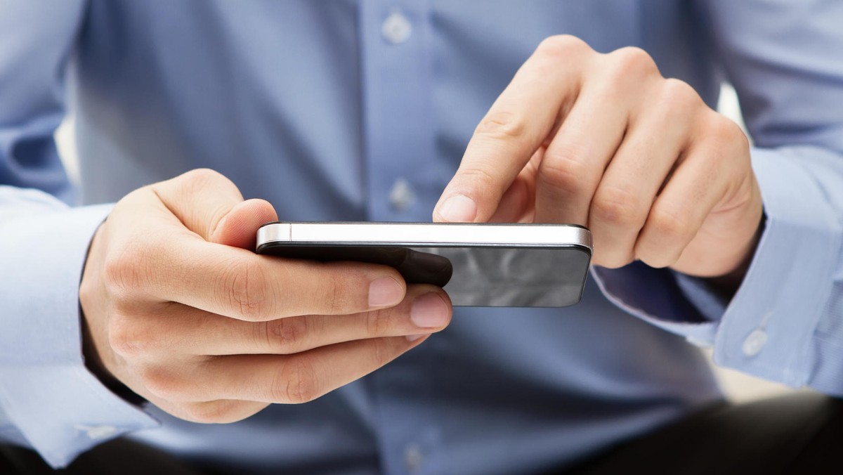 Postępująca cyfryzacja naraża nas na ataki. Łakomym kąskiem są dane w banku, ale i w naszym telefonie. Eksperci ostrzegają, że celem może być każdy z nas – pisze "Rzeczpospolita".