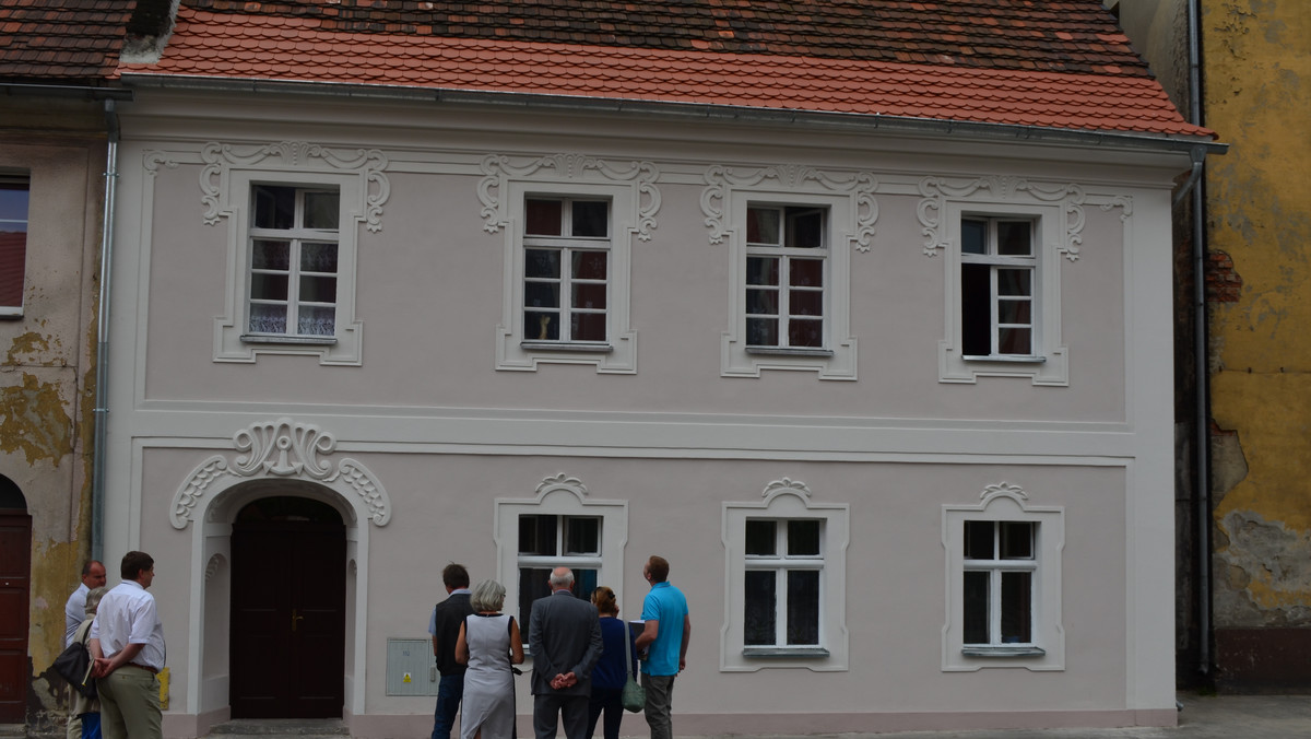 Koniec remontu zabytkowej kamienicy w Niemodlinie. Budynek znajdujący się przy ul. Bohaterów Powstań Śląskich zyskał nowy blask.