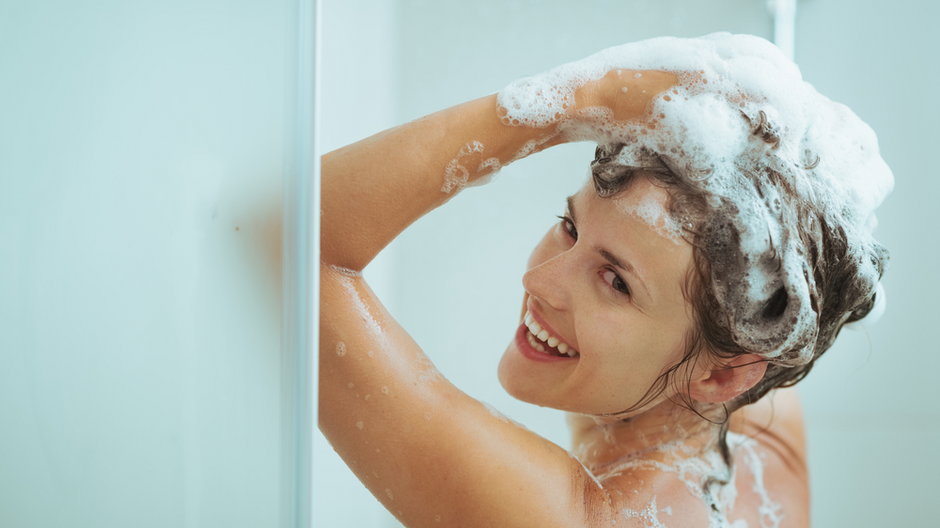 Uwielbiasz brać rano gorący prysznic? Naukowcy dowodzą, że to nic dobrego