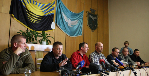 Konferencja porwanych obserwatorów OBWE i prorosyjskich separatystów. Fot. EPA/IGOR KOVALENKO