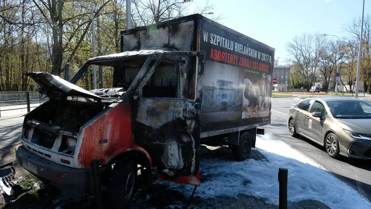 Antyaborcyjna furgonetka spłonęła pod warszawskim szpitalem