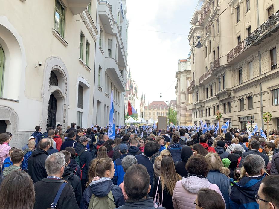 Hatalmas tömeg érkezett a Kossuth térre, hogy láthassák Ferenc pápát -  Blikk Rúzs