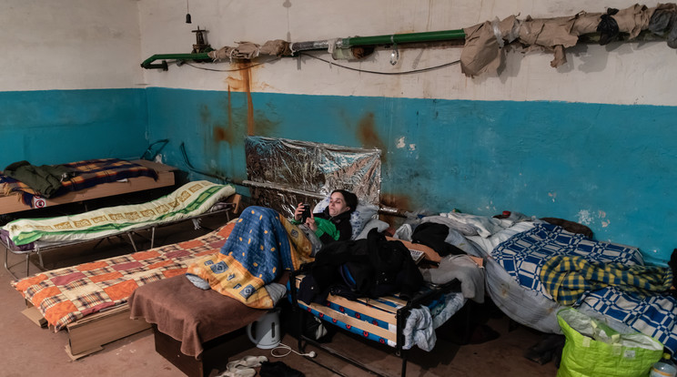 Föld alatti rejtekhelyen élnek a családok az ukrán frontvonalhoz közel eső városokban / Fotó: Northfoto