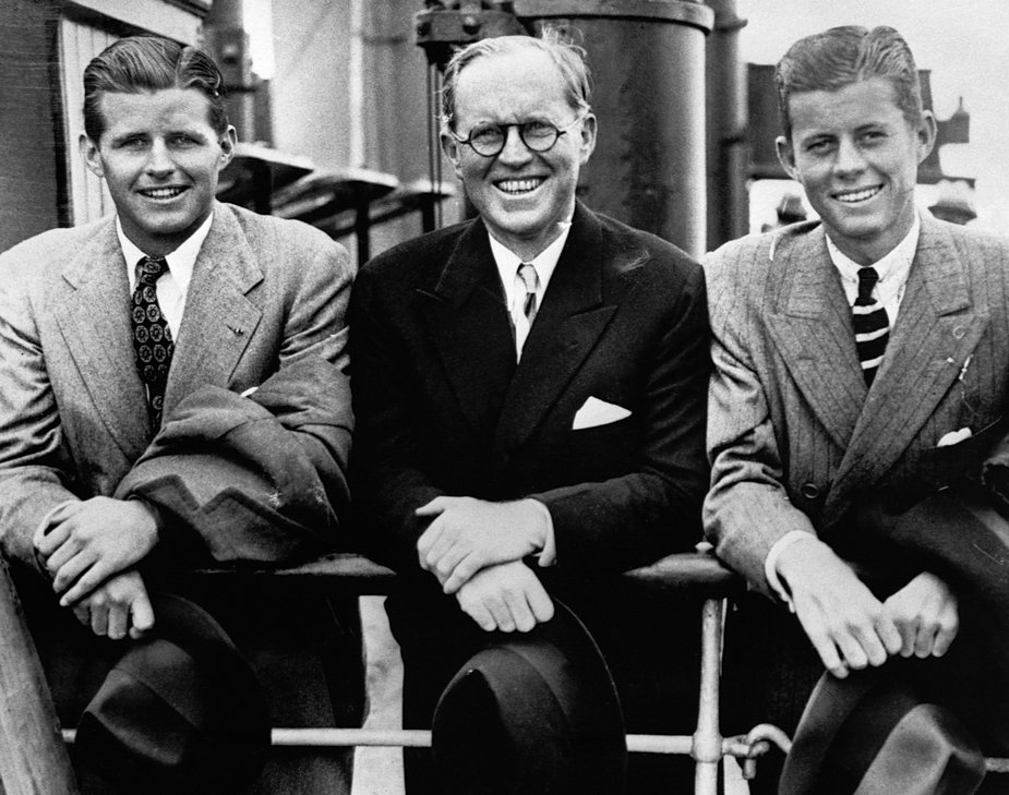 Joseph Jr, Joseph Sr i John Fitzgerald Kennedy, w latach 40.