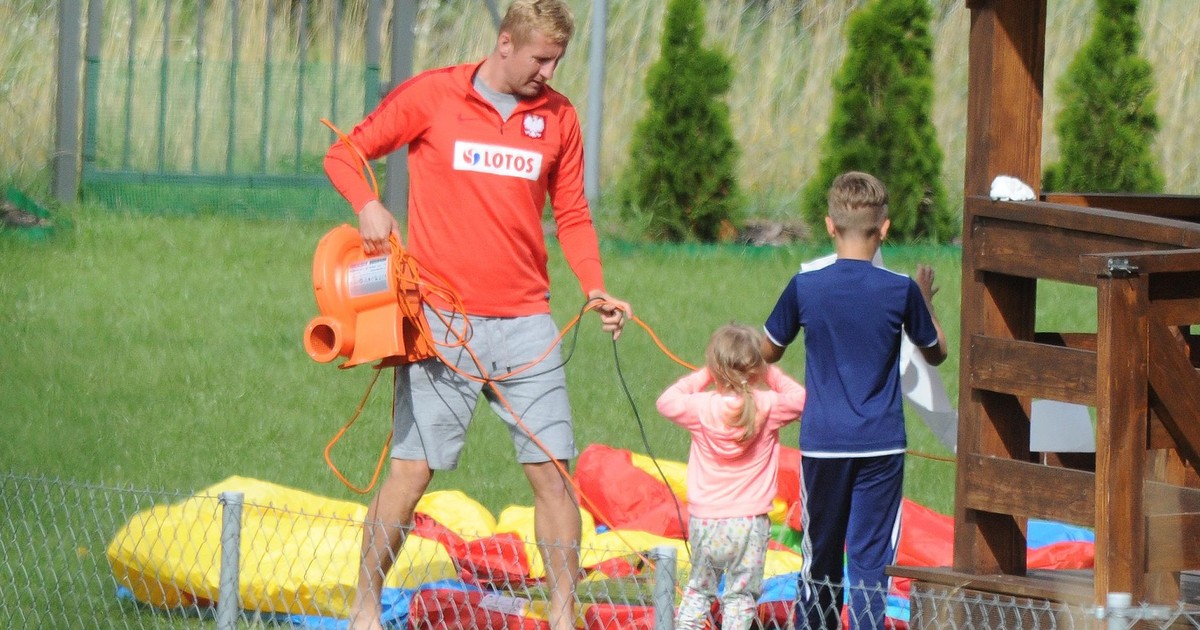 Kamil Glik z żoną Martą i córeczką odpoczywa na Mazurach