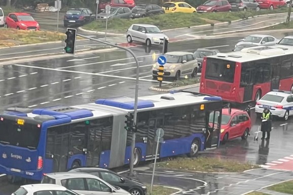 (FOTO) Sudar autobusa i automobila u Zemunu: Vozilo išlo u suprotnom smeru