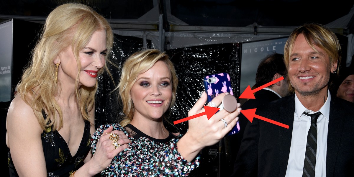 PopSocket ułatwią utrzymanie telefonu podczas robienia selfie. Na zdjęciu: Nicole Kidman, Reese Witherspoon i Keith Urban