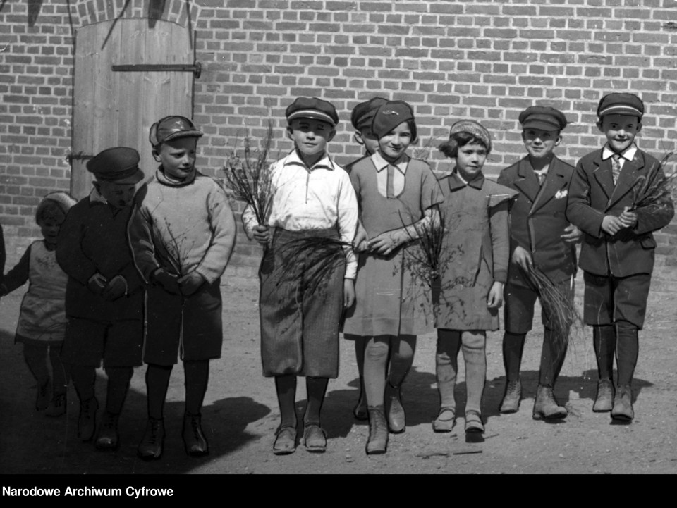Gromadka dzieci kaszubskich z rózgami do "degowania" - smagania mieszkańców wioski w lany poniedziałek, 1938 r.