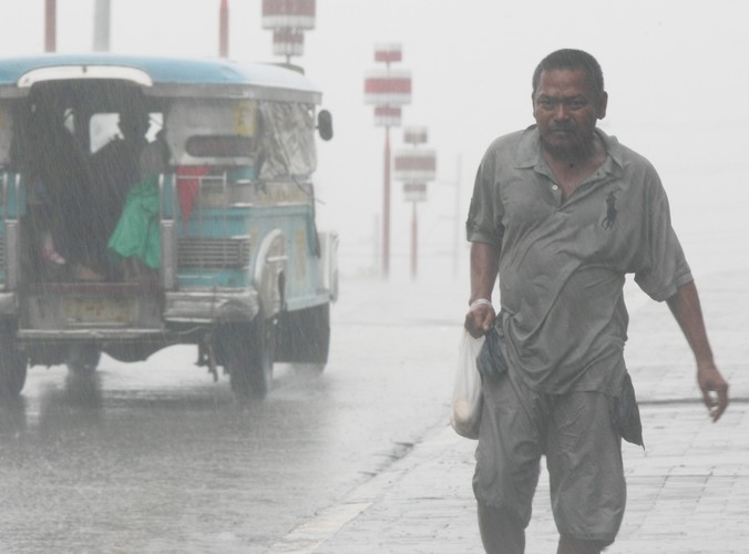 Filipiny, tropikalne ulewy zalały setki tysięcy domostw