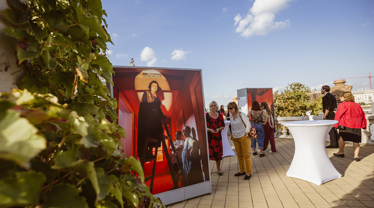 A Várkert Bazár Déli panoráma teraszán található szabadtéri kiállítás 2020. november 15-ig ingyenesen tekinthető meg, biztonságos programot jelentve a fővárosba érkezőknek, illetve a budai Várat látogató közönségnek egyaránt / Fotó: Kárász Karolina