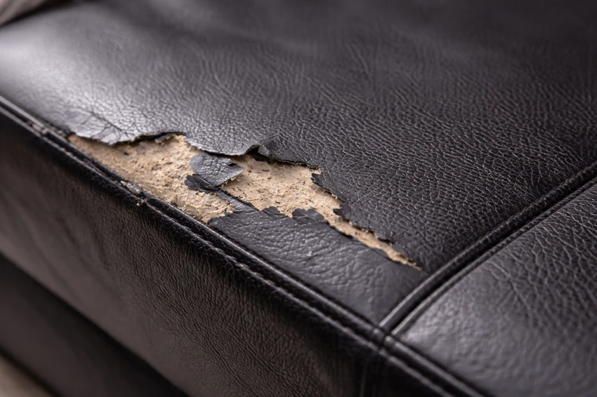 Oštećenje na crnoj veštačkoj koži