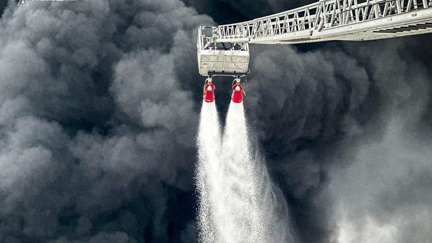 Ukrajinska služba za vanredne situacije (DSNS) objavila je fotografije dima iz naftnog čvorišta Brodi posle ruskog bombardovanja | Foto: DSNS