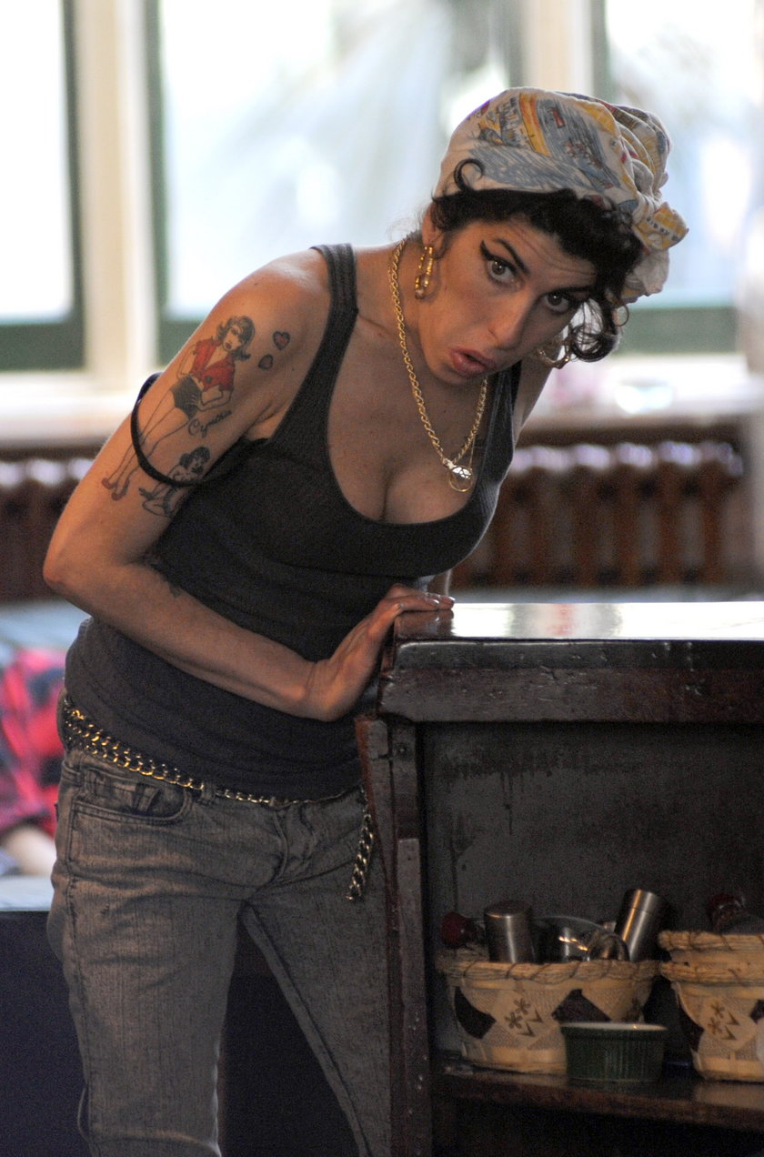 Amy Winehouse w chustce na głowie