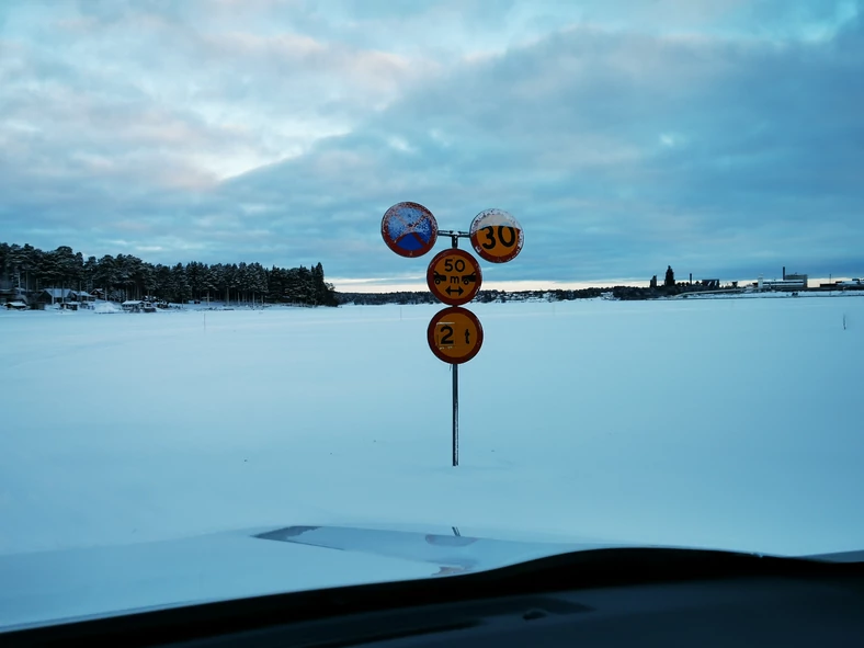 Znaki drogowe na trasie przez jezioro