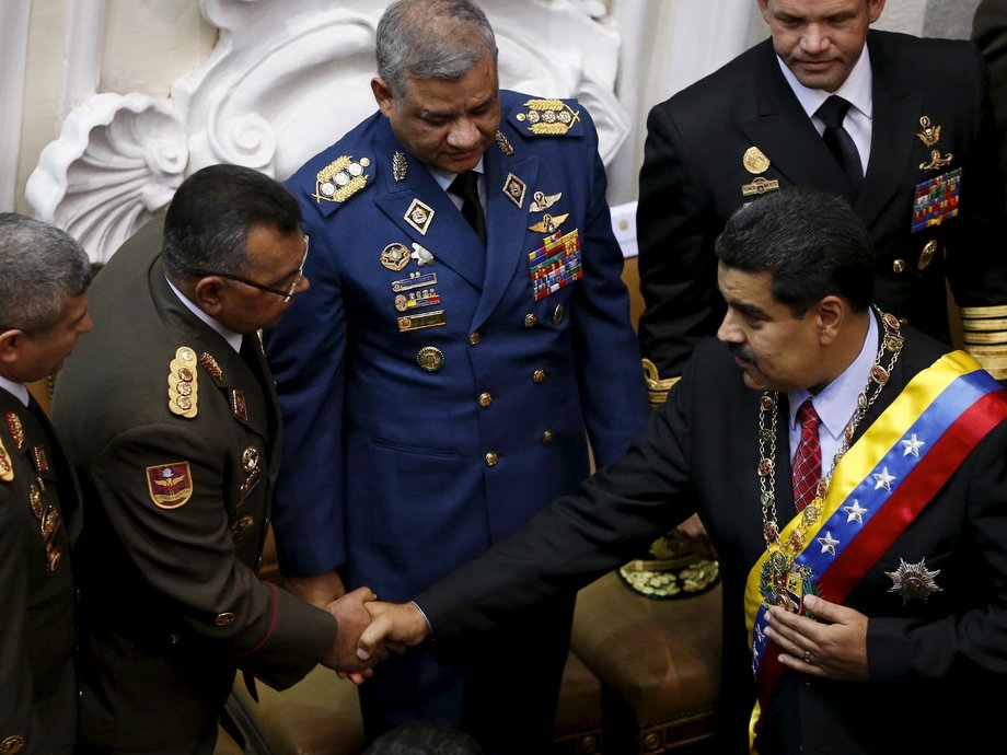Venezuela's President Nicolas Maduro (R) and Nestor Reverol, General Commander of the Venezuelan National Guard, shake hands during his annual report of the state of the nation, at the National Assembly in Caracas, Venezuela January 15, 2016.