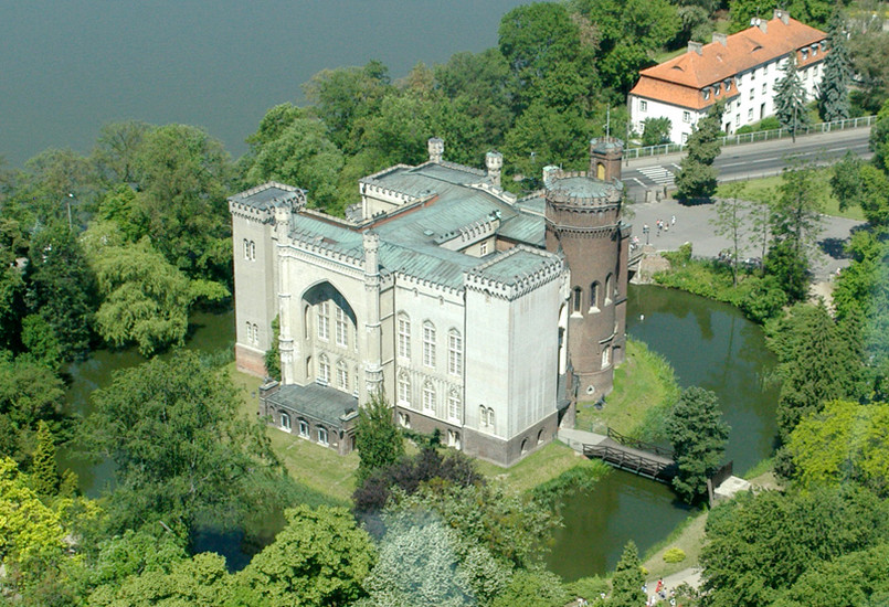 Zamek w Kórniku Kórnicki zamek to sięgająca średniowiecza, zabytkowa rezydencja historycznych rodów Górków i Działyńskich. Obecnie w zamku mieści się muzeum z wieloma unikatowymi eksponatami, m.in. meble różnych stylów i epok, obrazy mistrzów polskich i europejskich, rzeźby, kolekcje numizmatyczne, militaria polskie i wschodnie, wyroby rzemiosła artystycznego z porcelany i srebra. Najokazalszym wnętrzem rezydencji jest Sala Mauretańska, nawiązująca do Dziedzińca Lwów w Alhambrze, początkowo przeznaczona na bibliotekę, później na salę muzealną, do dzisiaj eksponująca pamiątki narodowe. W pokoju pod wieżą eksponowane są też zbiory etnograficzne i przyrodnicze przywiezione przez Władysława Zamoyskiego z Australii i Oceanii. Zamek jest też siedzibą Biblioteki Kórnickiej PAN, jednej z największych bibliotek w Polsce. Fot. Monika Mężyńska / Wikimedia Commons / CC-BY-SA