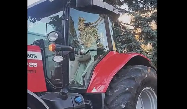 Maturant na maturu došao traktorom