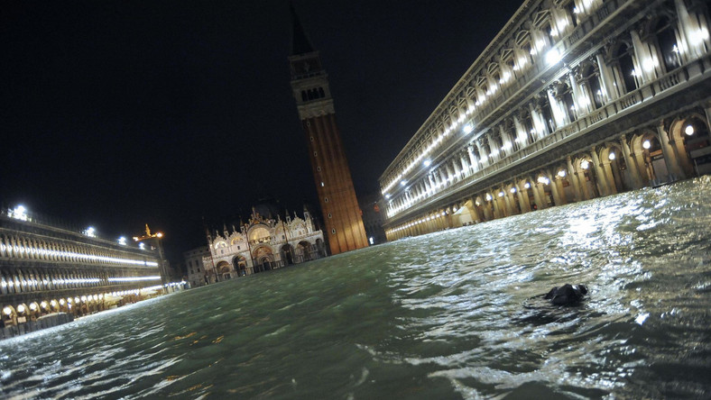 Gigantyczne szkody wywołała powódź w Wenecji, gdzie we wtorek woda przypływu osiągnęła poziom najwyższy od 50 lat. Poważne zniszczenia zanotowano m.in. w bazylice świętego Marka. "Wenecja została rzucona na kolana" - ocenił burmistrz miasta.