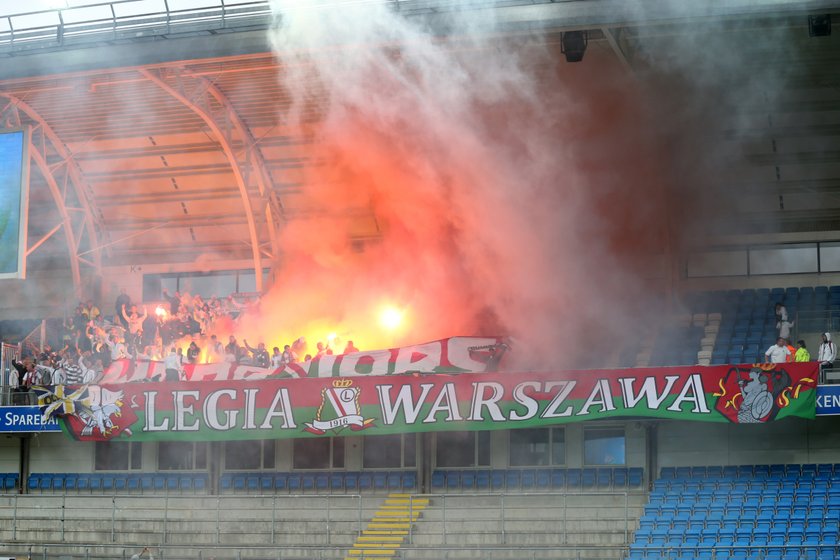 Ile Legia zapłaciła za idiotów rozrabiających na trybunach!?