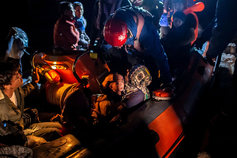 Migranci na pokładzie łodzi ratowniczej po akcji ratunkowej przeprowadzonej przez statek patrolowy Frontexu