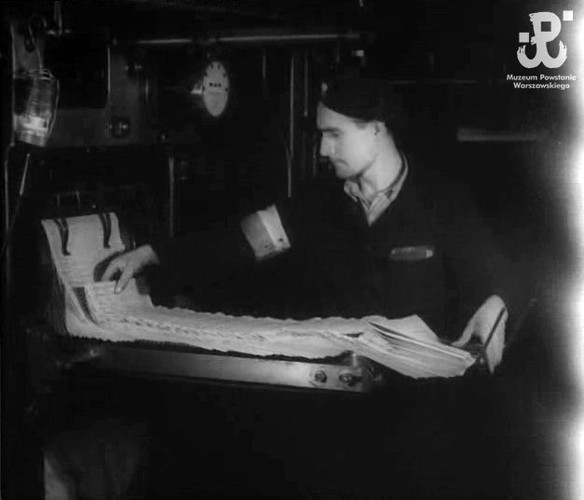 'Powstanie Warszawskie' to pierwszy na świecie dramat wojenny non-fiction. Powstał z ponad sześciu godzin zachowanych oryginalnych kronik filmowych