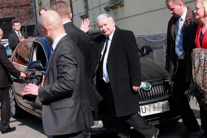 Jarosław Kaczyński nie ma prawa jazdy - dlatego nie podróżuje sam po Polsce autem. Szef PiS jest wożony przez kierowcę. Szofer prezesa partii opozycyjnej ma do dyspozycji pokaźne stadko koni mechanicznych ukrytych pod maską…