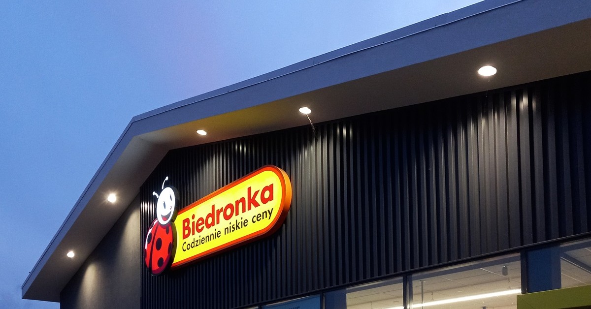 Wszystkich Świętych 2025: Biedronka, Lidl i Aldi wydłużają godziny pracy. Sprawdź, do której czynne sklepy 31 października – 2 listopada