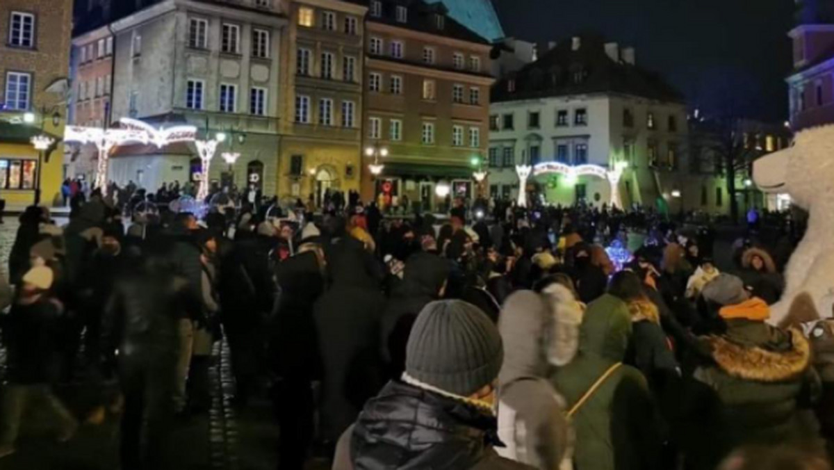 Filip Chajzer udostępnił na Facebooku zdjęcia z centrum Warszawy, na którym widać tłumy ludzi. Prezenter nawiązał do obostrzeń zakazujących m.in. działalności stoków narciarskich, które wejdą w życie od 28 grudnia.