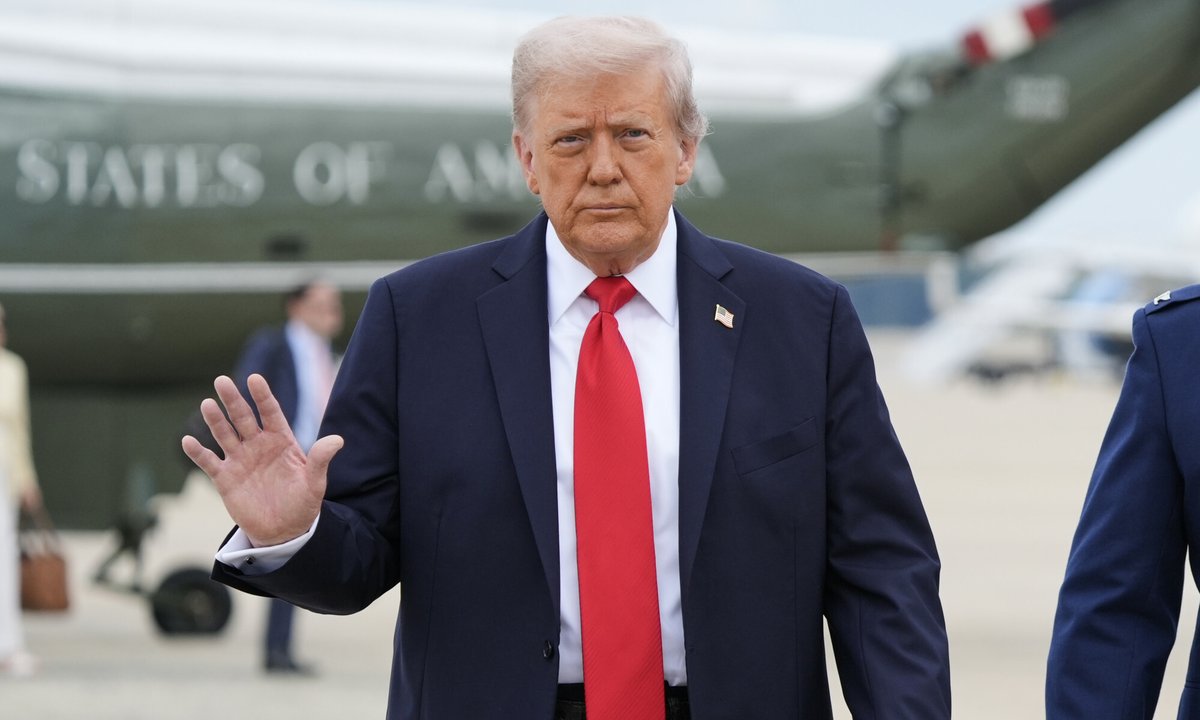 Opublikowano kartkę, którą Trump miał wysłać Epsteinowi. Kontur ciała kobiety