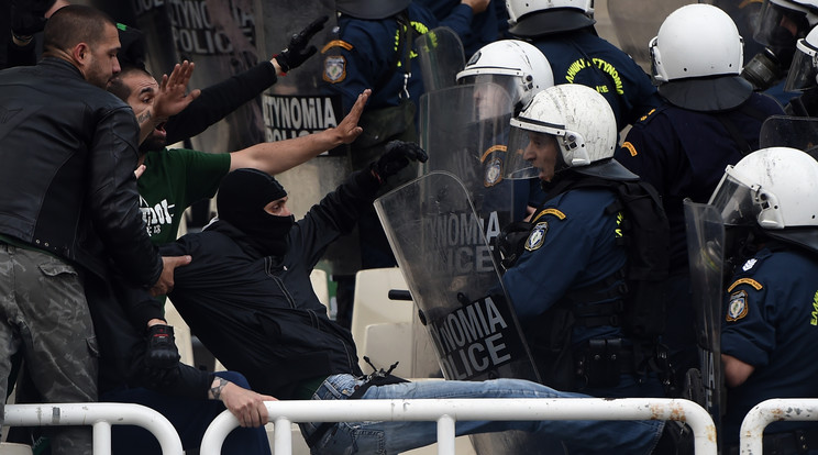 A PAOK-Olympiakosz kupameccsen történt balhé után törölték a kupát / Fotó: AFP