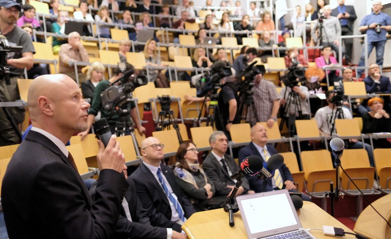 Profesor Adam Maciejewski podczas konferencji prasowej, w gliwickim Centrum Onkologii