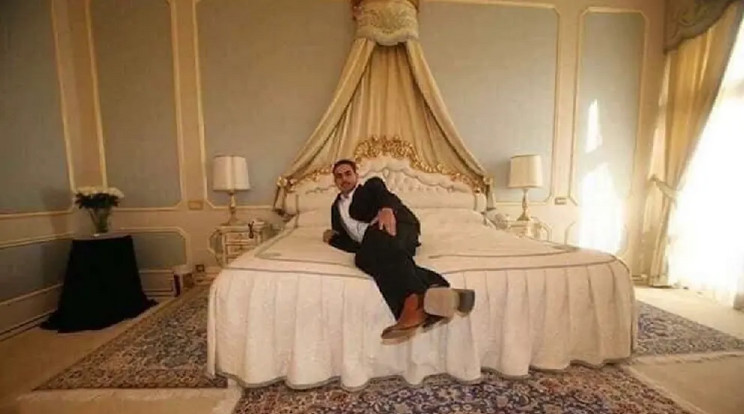 A Hamász-vezér egyik fia egy luxusszállodai szoba ágyán pózol Katarban / Fotó: Twitter