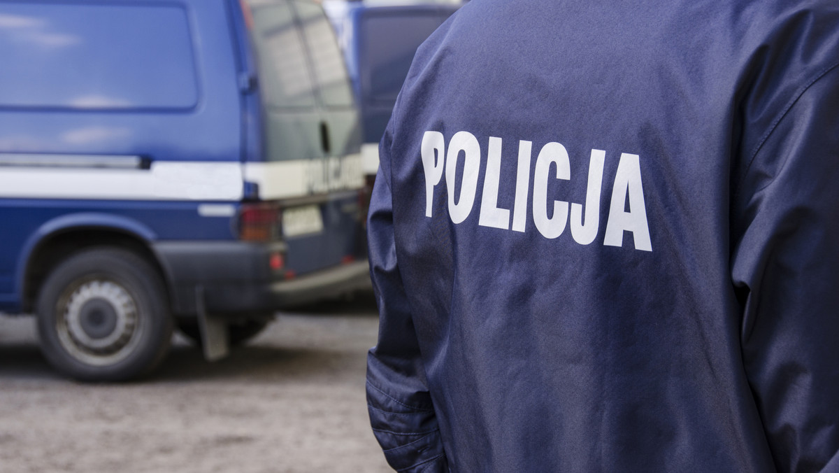 Policja szuka sprawców napadu, do którego doszło wczoraj po godzinie 18 na krakowskim Ruczaju. Jak powiedział dyżurny policji w Krakowie, dwaj młodzi mężczyźni zaczepili stojącego na chodniku 52-latka i zażądali telefonu. Gdy mężczyzna odmówił, doszło do szarpaniny.