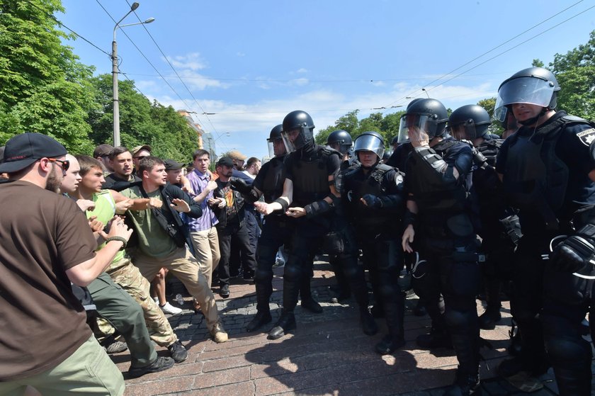 Tysiące policjantów pilnowały gejów