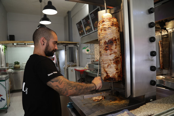 GIROS ILI KEBAB, PITANJE JE SAD Turska želi da zaštiti jedno od omiljenih jela Srba na letovanju, Grci tvrde da su ga oni prvi uveli u Evropu
