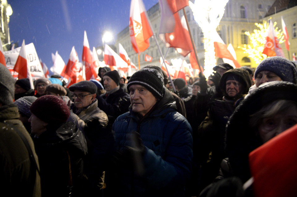 KOD i kluby "Gazety Polskiej". Demonstracje w Warszawie po zamieszaniu w Sejmie