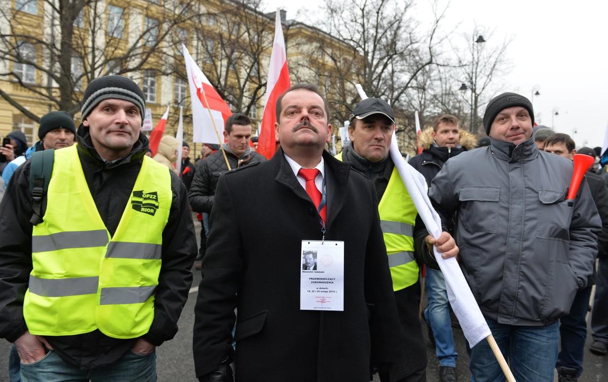 Szef OPZZ Rolników i Organizacji Rolniczych Sławomir Izdebski (C) podczas protestu rolników przed KPRM, PAP/Marcin Obara